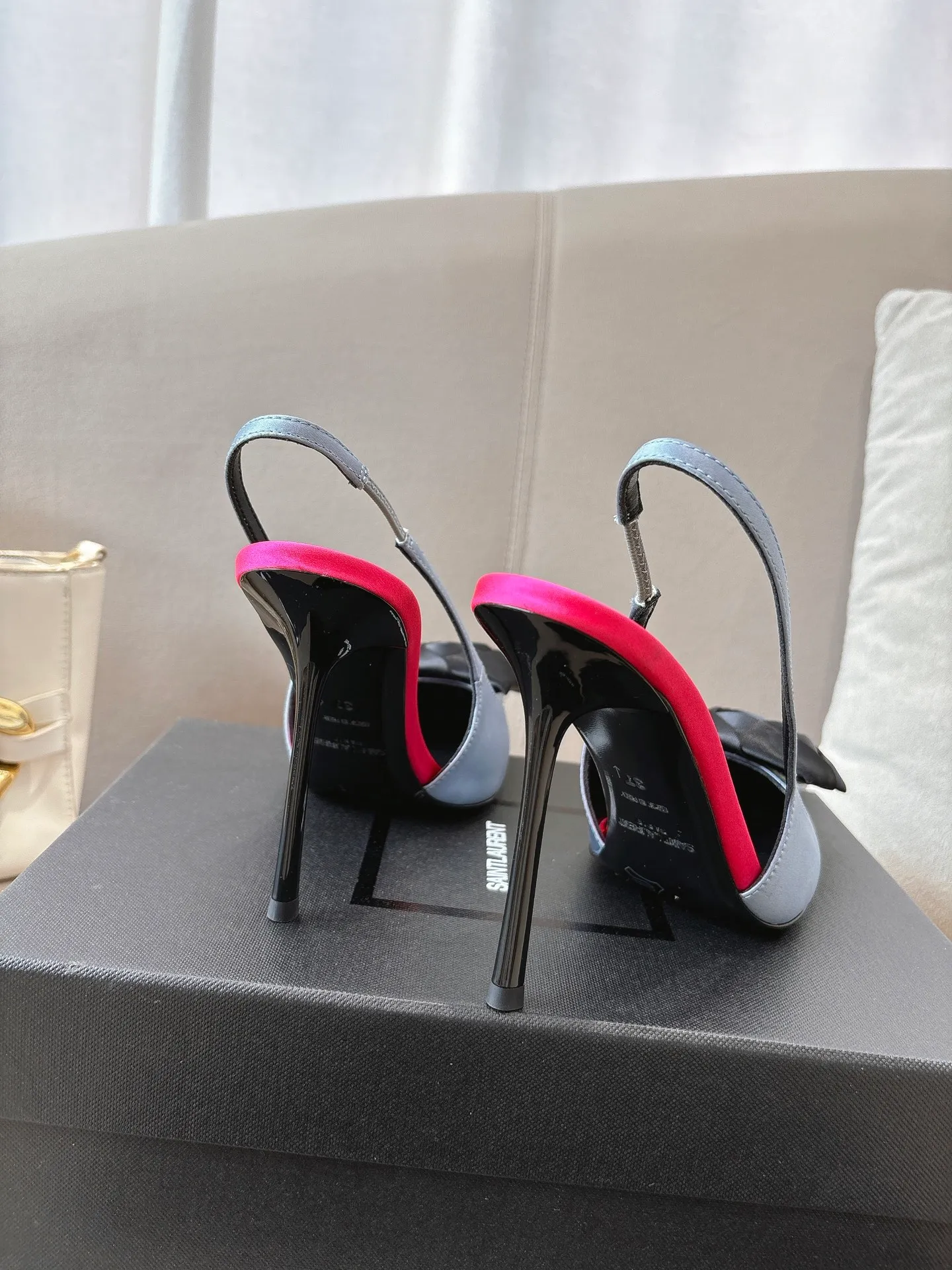 👟👟Ex-factory price 680👟👟 Saint Laurent ysl 25ss/autumn and winter ready-to-wear flower series catwalk style high heels. The toe and contrasting color design make the final effect quite impressive. The different colors are also very beautiful. Straight heels, curved heels, with flowers, and without flowers can be selected. Only YSL understands women’s hearts best and does not accept refutation. It is a super invincible feminine artifact, a must-have for women (z-brand full-body customization, own molded hardware accessories, perfect consistency) ✔ Upper: imported cow patent leather ✔ Inner lining: imported 🐑 goat leather ✔ Sole: imported genuine leather outsole ✔ Heel height: 10.5cm ✔ Size: 36-39 (40, 41, 42 can be customized and non-returnable) Flower style (full set of packaging)